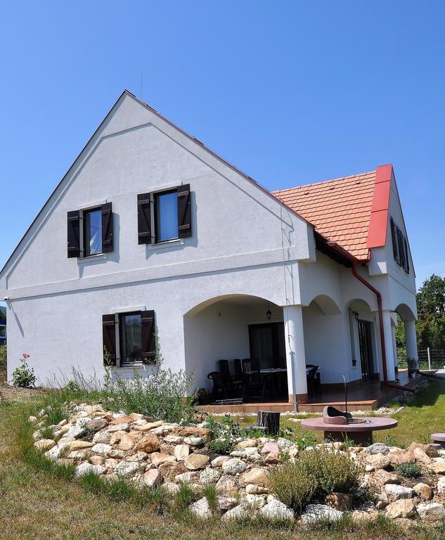 Villa De Dominique Erdobénye Exterior foto
